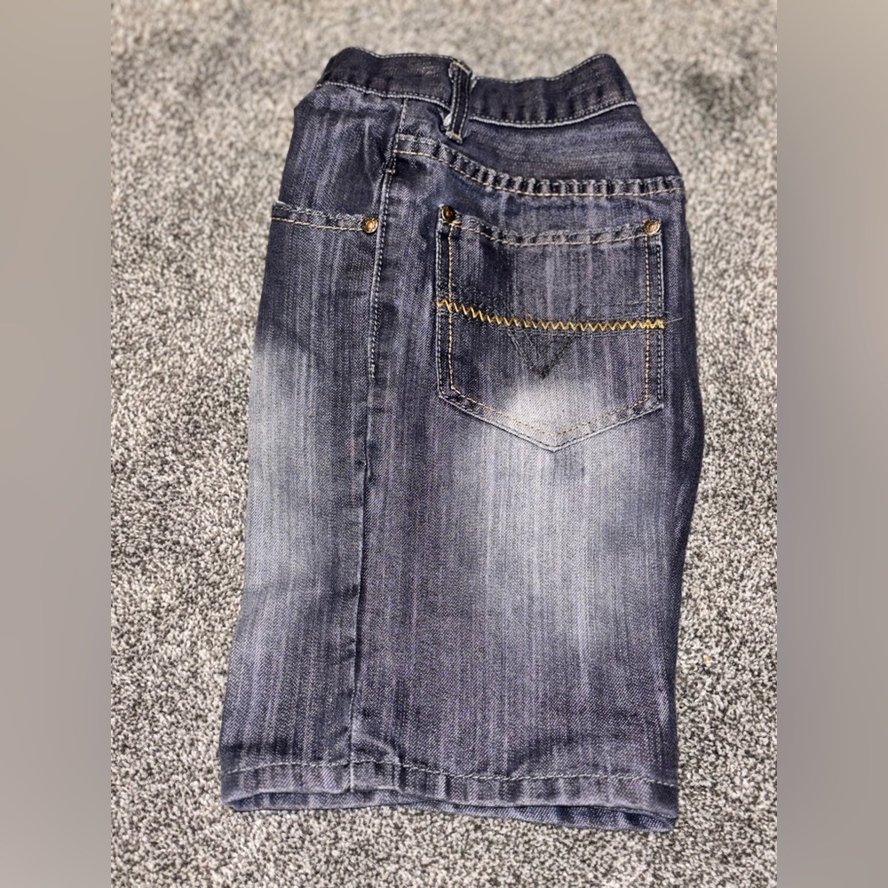 CALDORE USA BOYS Denim Shorts. Size: 8
Dark blue/ blk/ White Wash. Sz. Boys 8